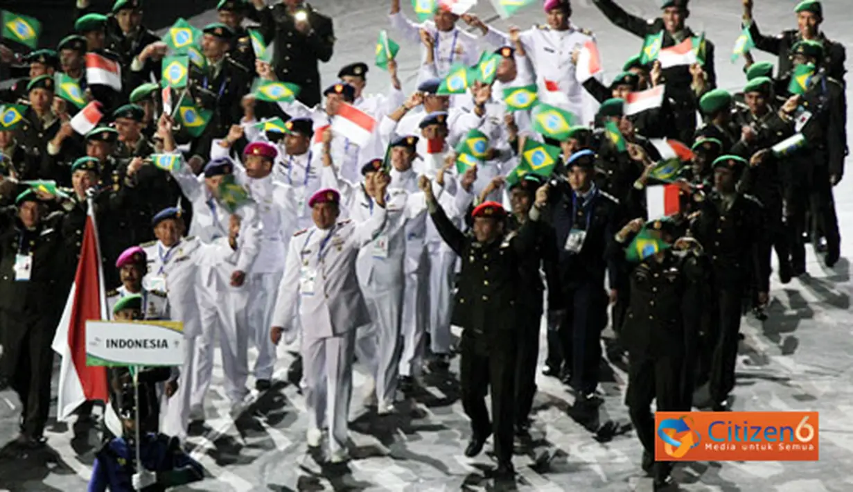 Citizen6, Brazil: Kontingen TNI tampil beda pada pembukaan Olimpiade Militer Dunia Ke-5 di Brazil. Pesta pembukaan yang dihadiri oleh Presiden Brazil Dilma Rousseff ini menampilkan atlet legendaries Pele. (Pengirim: Badarudin Bakri)