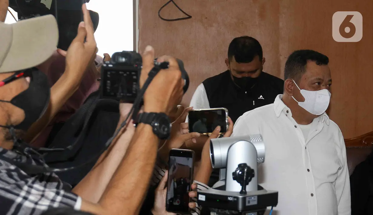 Terdakwa kasus dugaan pembunuhan berencana Brigadir Yosua, Kuat Ma'ruf tiba untuk mengikuti sidang lanjutan di PN Jakarta Selatan,Selasa (14/2/2023). Sidang dipimpin majelis hakim yang diketuai Wahyu Iman Santoso. (Liputan6.com/Herman Zakharia)