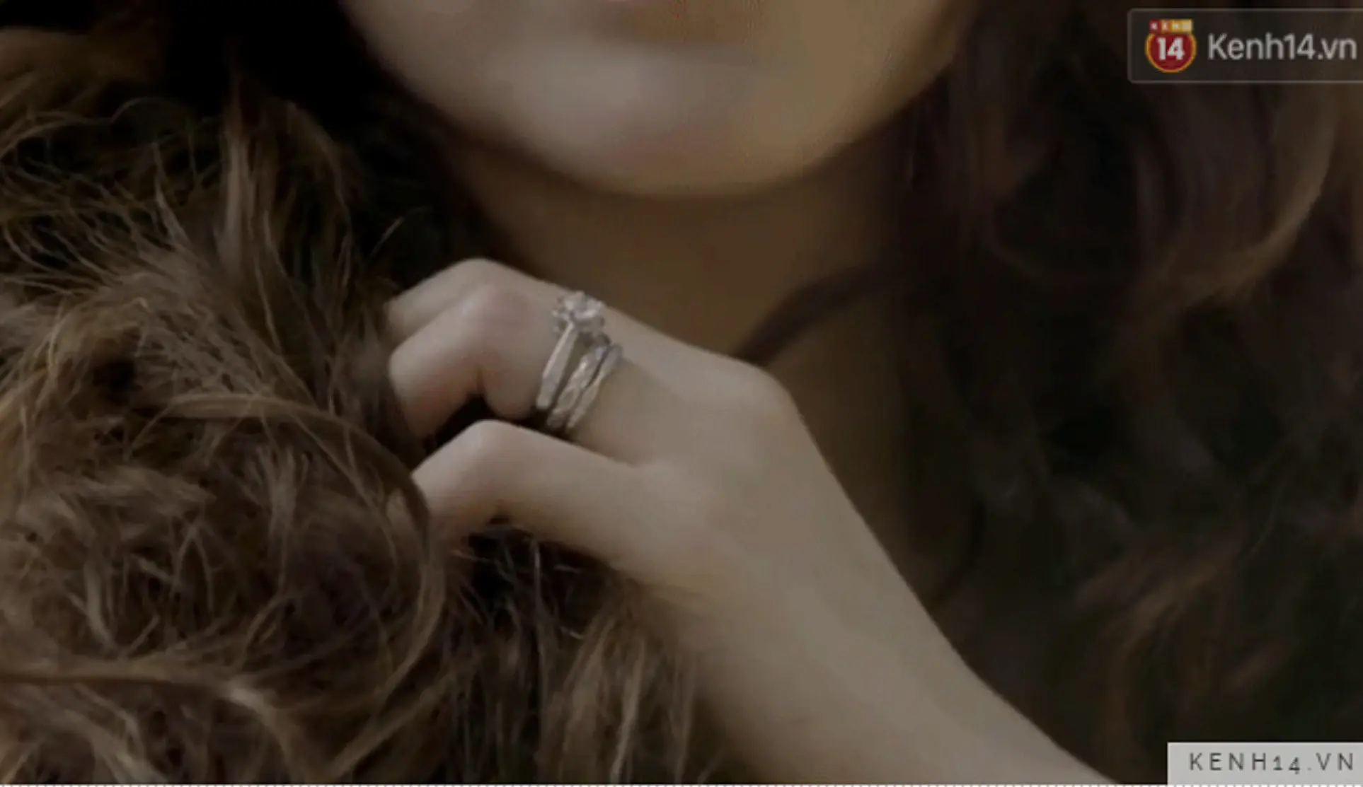 Terlihat cincin di jari manis Song Hye Kyo saat melakukan pemotretan (Vogue)