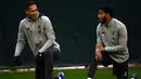 Bek Liverpool Virgil van Dijk (kiri) dan Joe Gomez melakukan pemanasan saat latihan di Melwood di Liverpool, Inggris (4/11/2019). Liverpool akan bertanding melawan wakil Belgia, KRC Genk pada lanjutan grup E Liga Champions di stadion Anfield. (AFP Photo/Paul Ellis)