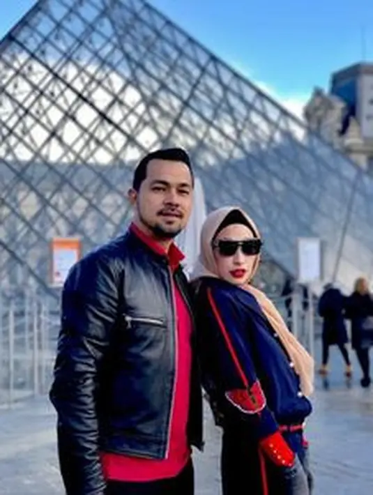 Tampil bold dengan kacamata hitam dengan atasan biru garis merah  (Foto: @hapsarianissa29)