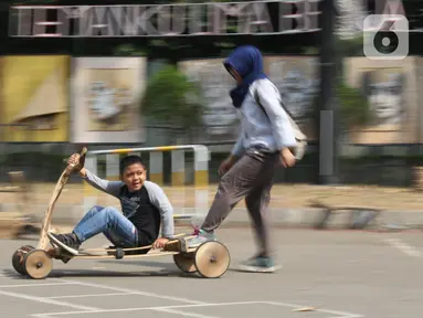 Anak-anak mencoba permainan tradisonal pada Pekan Kebudayaan Nasional di Istora Senayan, Jakarta, Sabtu (12/10/2019). Perhelatan yang digelar Ditjen Kebudayaan Kemendikbud RI itu menampilkan pagelaran seni dan budaya Indonesia, termasuk aneka permainan tradisional. (Liputan6.com/Angga Yuniar)