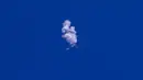 <p>Sisa balon mata-mata China terjatuh di atas Samudra Atlantik, South Carolina, Amerika Serikat, 4 Februari 2023. Balon mata-mata tersebut jatuh ke laut setelah ledakan kecil. (Chad Fish via AP)</p>