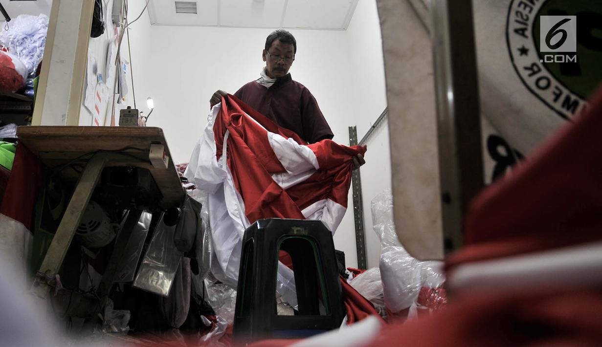 Penjahit merapikan bendera Merah Putih di Pasar Senen, Jakarta, Kamis (2/8). Penjahit bendera Merah Putih di Pasar Senen mulai kebanjiran pesanan jelang HUT ke-73 RI. (Merdeka.com/Iqbal Nugroho)