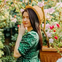 ilustrasi perempuan tersenyum/Photo by Євгенія Височина on Unsplash