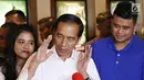 Presiden Joko Widodo memberi keterangan usai menonton film Dilan 1990 di Senayan City, Jakarta, Minggu, (25/2). Jokowi menilai film tersebut menunjukan industri kreatif tanah air berkembang dengan baik. (Liputan6.com/Angga Yuniar)