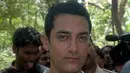 Ketika tabrakan terjadi, pria tersebut terjatuh dari motor yang dikendarainya dan mengalami luka-luka. Konvoi yang diikuti Aamir Khan harus dihentikan dan rombongan mereka membawa pria tersebut ke rumah sakit terdekat. (Bintang/EPA)