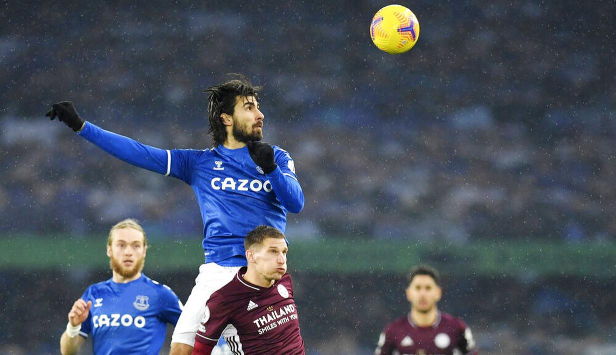 Pemain Everton, Andre Gomes duel udara dengan pemain Leicester City, Marc Albrighton, pada laga Liga Inggris di Stadion Goodison Park, Rabu (27/1/2021). Kedua tim bermain imbang 1-1. (Paul Ellis/Pool via AP)