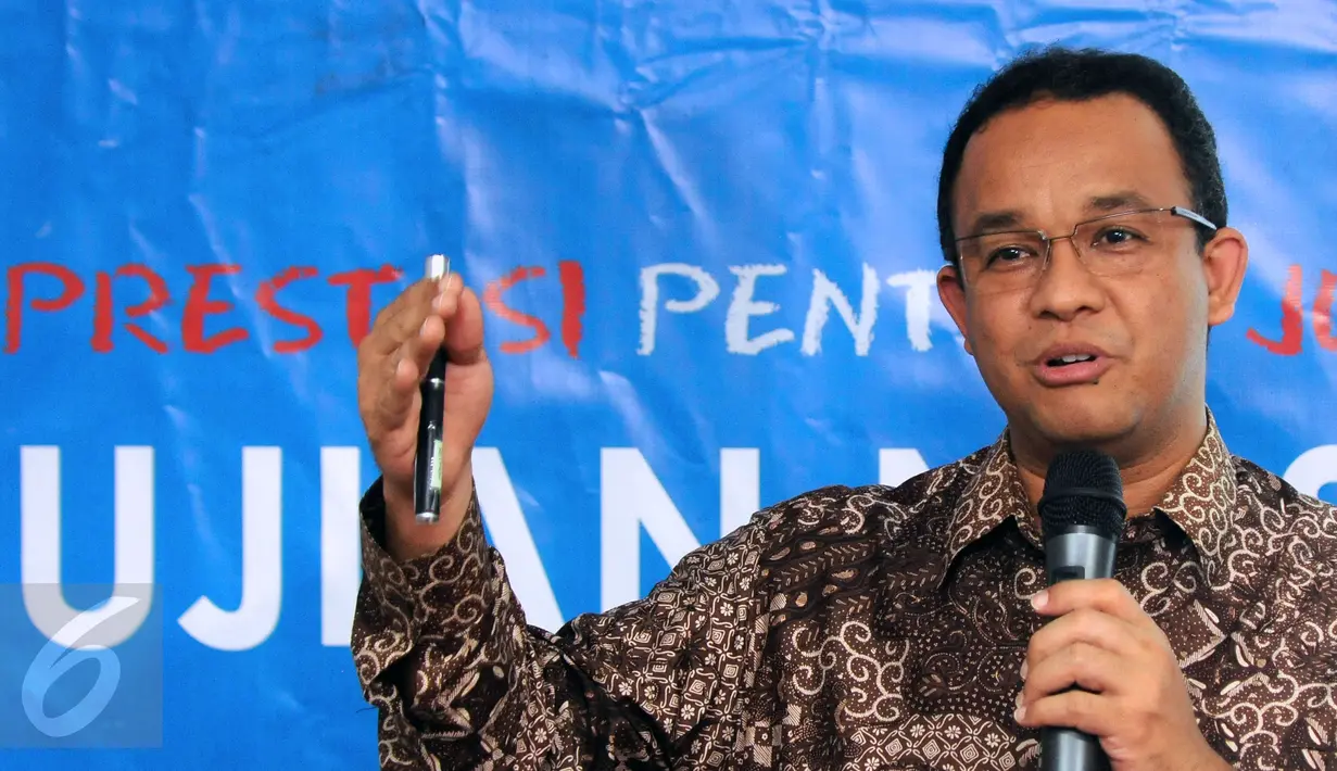 Mendikbud Anies Baswedan memberikan keterangan terkait Indeks Integritas Ujian Nasional (IIUN) 2016 di Gedung Kemendikbud, Jakarta, Rabu (11/5/2016). Pada 2016, 615 sekolah memiliki IIUN di atas 70. (Liputan6.com/Helmi Fithriansyah)