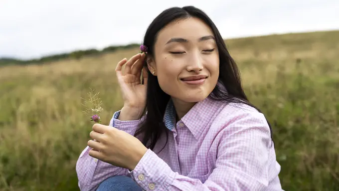 menikmati hari tersenyum cantik memejamkan mata santai