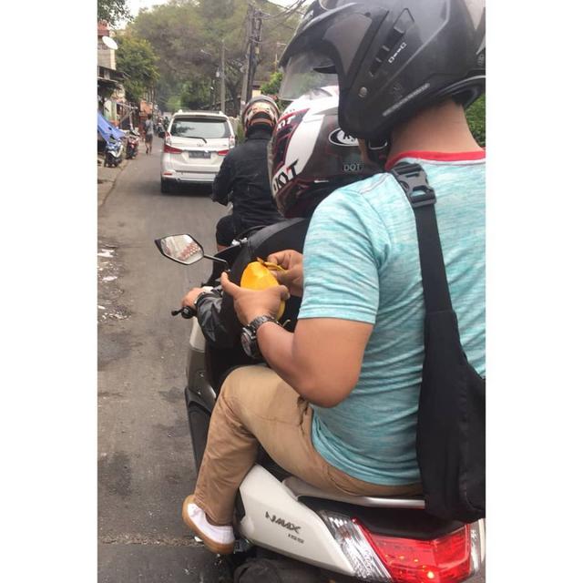 6 Aksi Nyeleneh Orang Makan di Motor Ini Bikin Tepuk Jidat