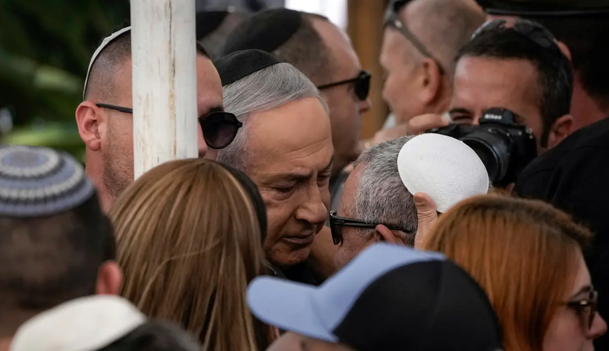 Jumlah tentara Israel yang tewas dalam serangan darat di Gaza menjadi 89 orang. Gal Eisenkot terbunuh setelah sebuah bom meledak di terowongan dekat tentara di kamp Jabaliya, Gaza utara. (AP Photo/Leo Correa)