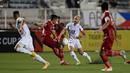 Pemain Timnas Filipina, Stephan Markus Cabizares Schröck (dua kanan) berebut bola dengan pemain Timnas Indonesia, Rizky Ridho dalam laga pamungkas Grup A Piala AFF 2022. Kemenangan ini membuat Timnas Indonesia berhasil lolos ke semifinal Piala AFF 2022. (AFP/Jam Sta Rosa)
