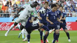 Gelandang Senegal, Sadio Mane, menyundul bola saat melawan Jepang pada laga grup H Piala Dunia di Yekaterinburg Arena, Yekaterinburg, Minggu (25/6/2018). Kedua negara bermain imbang 2-2. (AP/Eugene Hoshiko)