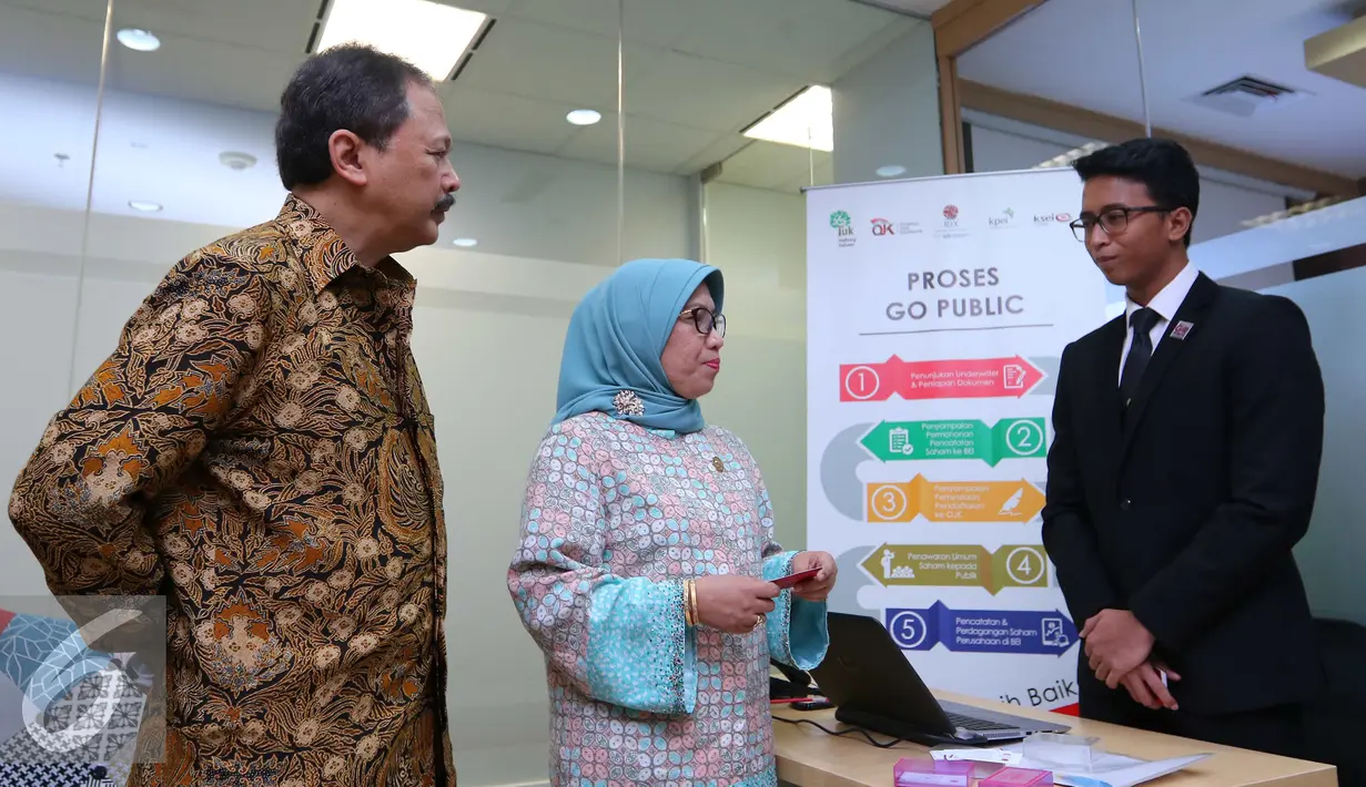 Direktur Utama BEI Tito Sulistio bersama dengan Kepala Eksekutif Pengawas Pasar Modal OJK Nurhaida saat meresmikan Pusat Informasi Go Public di Bursa Efek Indonesia, Jakarta, Senin, (27/6). (Liputan6.com/Angga Yuniar)