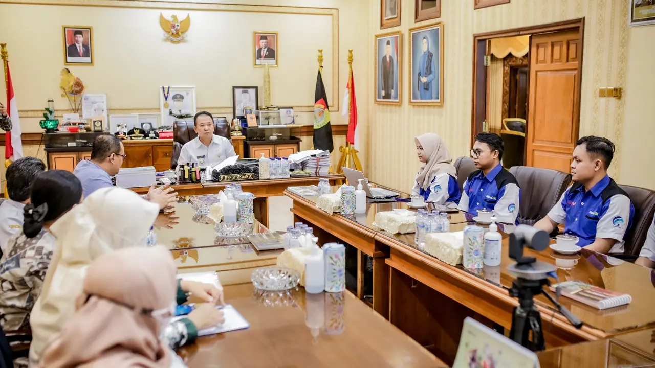 Bupati Jember Hendy Siswanto berikan pengarahan kepada relawan TIK untuk wujudkan Jember Smartcity (Istimewa)