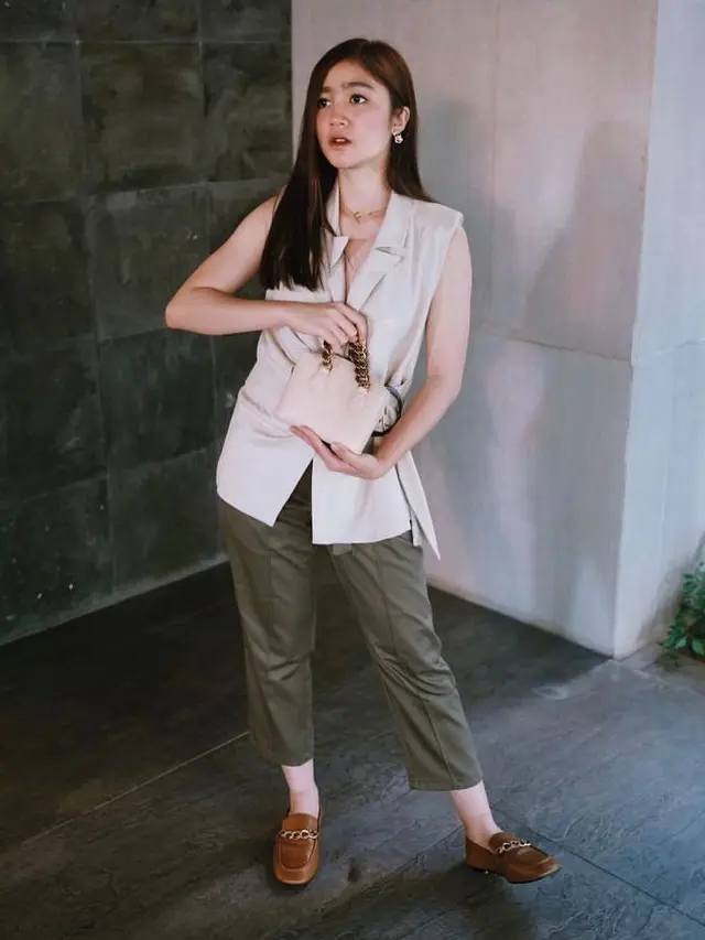 7 Ide Padu Padan Blazer Tanpa Lengan dari Maudy Ayunda hingga Febby Rastanty