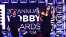 Saat menerima penghargaan dari Webby Awards 2016, Kim Kardasihan mengucapkan janji Narsis telanjang sampai dirinya mati. (AFP/Bintang.com)
