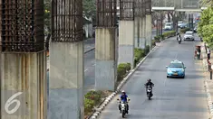Tiang-tiang pancang penyangga monorel menjulang di sepanjang Jalan Rasuna Said, Jakarta, Jumat (30/10). Presiden Joko Widodo menyatakan seluruh tiang pancang bekas monorel akan difungsikan sebagai tiang penyangga rel LRT. (Liputan6.com/Immanuel Antonius)