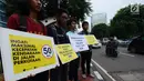 Aktivis Koalisi Pejalan Kaki bekampanye saat memperingati Hari Pejalan Kaki Nasional di kawasan Tugu Tani, Jakarta, Selasa, (22/1). Angka kecelakaan lalu lintas di Indonesia lebih rendah dari rasio kecelakaan dunia. (Merdeka.com/Imam Buhori)