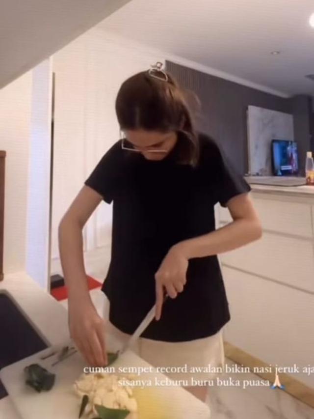 Syifa Hadju Aktif Memasak di Dapur Kotornya