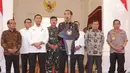 Presiden Joko Widodo (tengah) menyampaikan keterangan terkait kerusuhan pascapengumuman hasil Pemilu 2019 di Istana Merdeka, Jakarta, Rabu (22/5/2019). Jokowi mengatakan tidak akan menoleransi pihak-pihak yang akan mengganggu keamanan, proses demokrasi, dan persatuan negara. (Liputan6.com/HO/Ran)