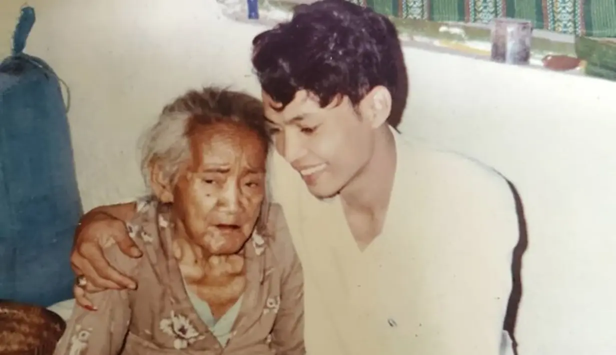 Limbad semasa muda penampilannya bikin pangling. Sosoknya yang sederhana dan perhatian terhadap orang tua tercermin dalam foto ini. Banyak yang pangling melihat penampilan Limbad masa muda karena belum menumbuhkan jenggot. (Liputan6.com/IG/limbadindonesia)