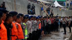 Kapolda Metro Jaya Irjen Pol. Drs. Unggung Cahyono akan mengerahkan 3.810 personel di lapangan untuk siaga banjir di saat musim hujan tiba, Kampung Pulo, Jakarta, Selasa (13/1/2015). (Liputan6.com/Johan Tallo)