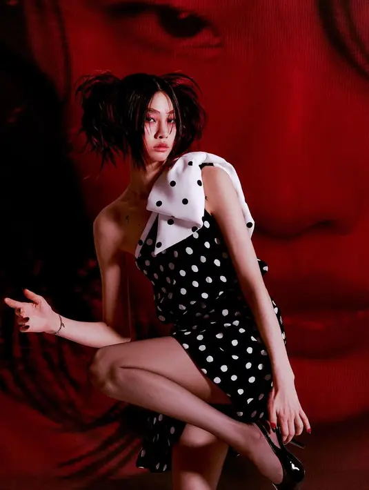 Ketika melihat foto ini mungkin banyak yang tak sadar jika ia adalah salah satu pemeran Squid Game. (Instagram @hoooooyeony)