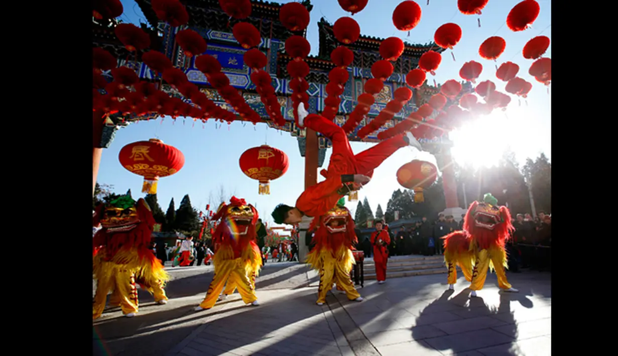 Seorang saat melakukan aksi barongsai saat pembukaan pameran kuil untuk  perayaan Tahun Baru Cina di Ditan Park,  Beijing (18/2/2015). Tahun Baru Imlek pada 19 Februari akan menyambut Tahun Domba . (REUTERS / Kim Kyung-Hoon)