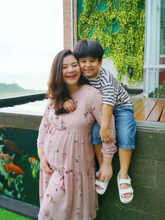 7 Potret Inspirasi Gaya Penampilan Eriska Rein saat Hamil Tua, Tetap Stylish