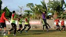 Penjaga gawang Bali United (ketiga kanan) menghalau bola saat latihan di Lapangan Trisakti, Legian, Bali, Sabtu (29/8/2015). Bali United akan menantang Persija di laga perdana Grup C Piala Presiden 2015. (Liputan6.com/Helmi Fithriansyah)