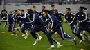 Para pemain Lyon berlatih jelang menghadapi Juventus pada pertandingan leg pertama babak 16 besar Liga Champions 2020 di Decines-Charpieu, Prancis, Selasa (25/2/2020). Lyon akan menjamu Juventus pada Kamis (27/2/2020) dini hari WIB. (DESAIN PHILIPPE/AFP)