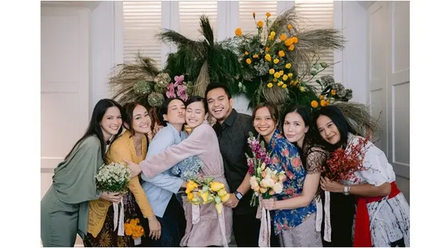 Baru diekspos, ini 6 momen pertunangan Pevita Pearce & Mirzan Meer, sempat dibikin prank buat sahabat