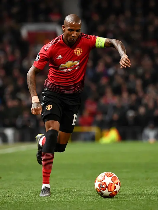Pemain Manchester United Ashley Young menggiring bola saat menghadapi Paris Saint-Germain (PSG) pada pertandingan Liga Champions di Old Trafford, Manchester, Inggris, 12 Februari 2019. Bersama Inter Milan, Young juga akan disertai dengan opsi perpanjangan selama satu tahun. (FRANCK FIFE/AFP)
