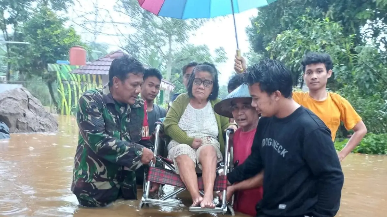 Lansia di Depok dievakuasi akibat banjir
