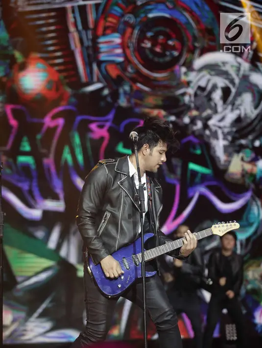Aksi gitaris Band Anak Langit, Ammar Zoni saat tampil dalam acara SCTV Music Awards 2018 di Studio Emtek, Jakarta, Selasa (27/4). SCTV Music Awards 2018 adalah ajang penghargaan bagi para musisi tanah air. (Liputan6.com/Faizal Fanani)