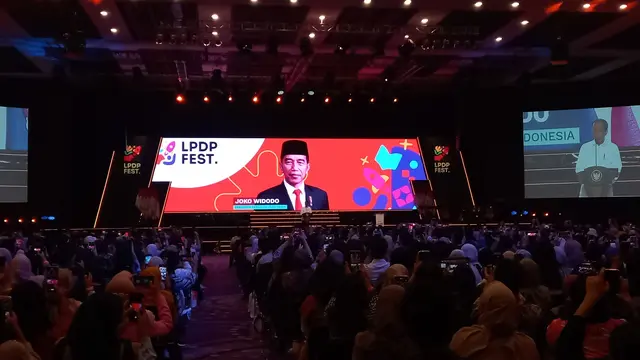 Presiden Joko Widodo (Jokowi) memberikan sambutan pada acara Lembaga Pengelola Dana Pendidikan (LPDP) Festival 2023 di The Kasablanka Hall, Jakarta, Kamis (3/8) (Muhammad Genantan Saputra/Merdeka.com)