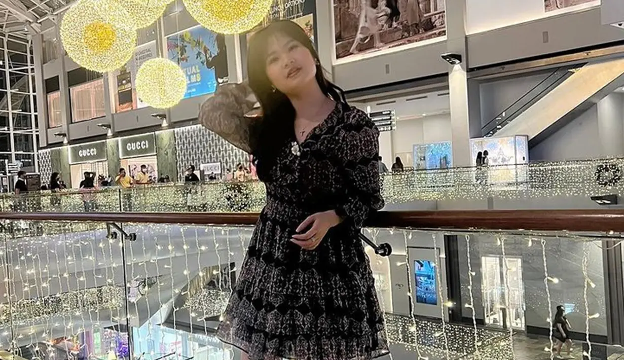 Salah satunya saat ia mengenakan gaun hitam. Wanita yang menetap di Singapura ini semakin elegan sekaligus memesona dengan gaya feminin tersebut. (Liputan6.com/IG/@feliciatissue)