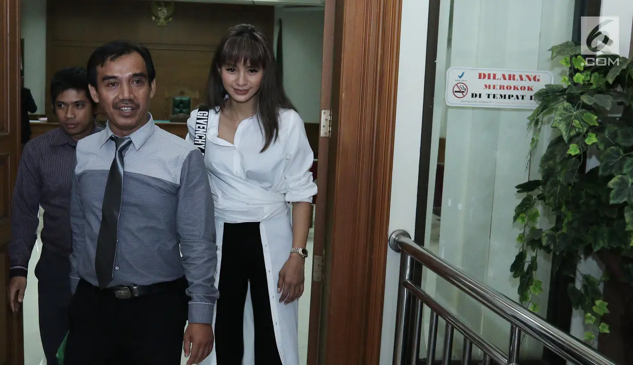 Pemain sinetron Kirana Larasati meninggalkan ruangan usai menjalani sidang di Pengadilan Agama Jakarta Selatan, Kamis (15/06). Kirana menghadiri sidang cerai ke 2 dengan agenda pembacaan materi gugatan. (Liputan6.com/Herman Zakharia)