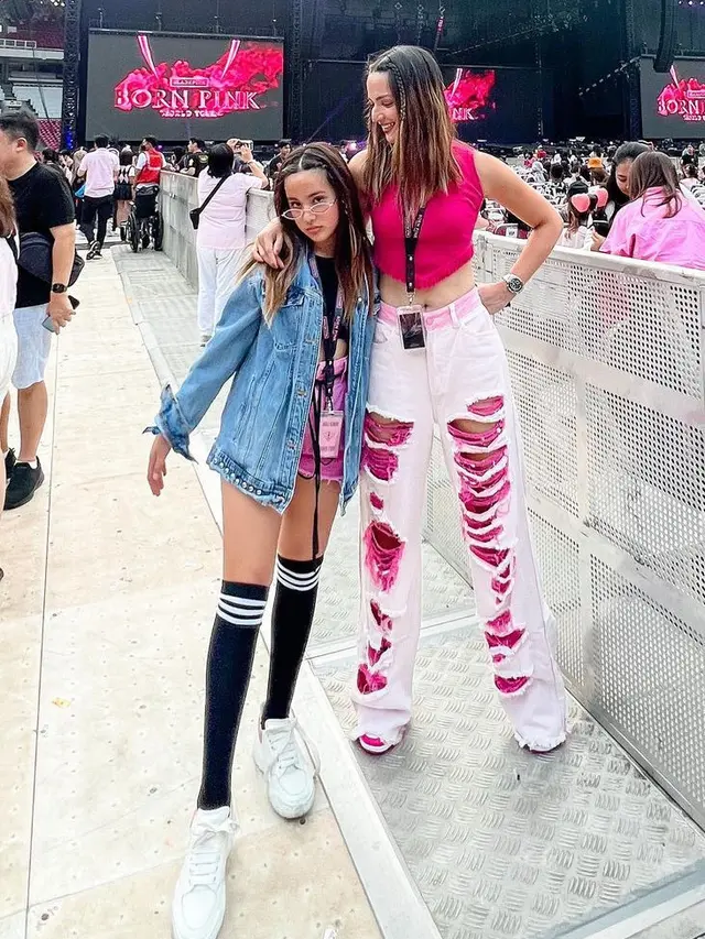 Gaya OOTD Seru Artis Tanah Air Nonton Konser Bersama Anaknya