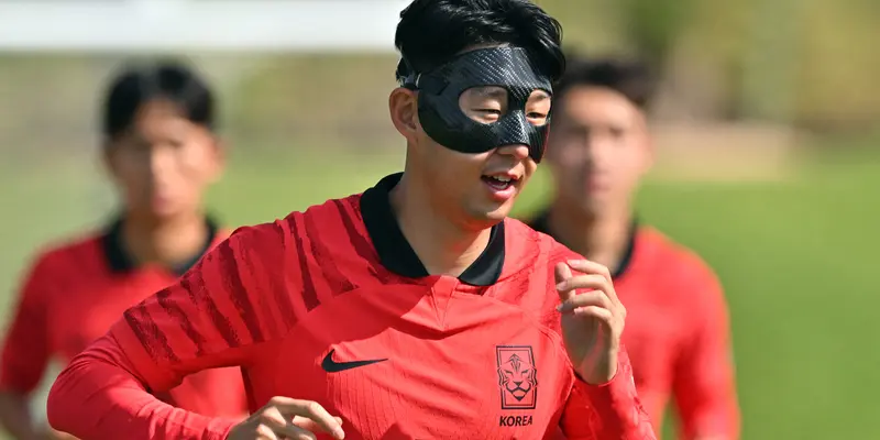 Son Heung-min Jalani Latihan Pakai Masker Pelindung