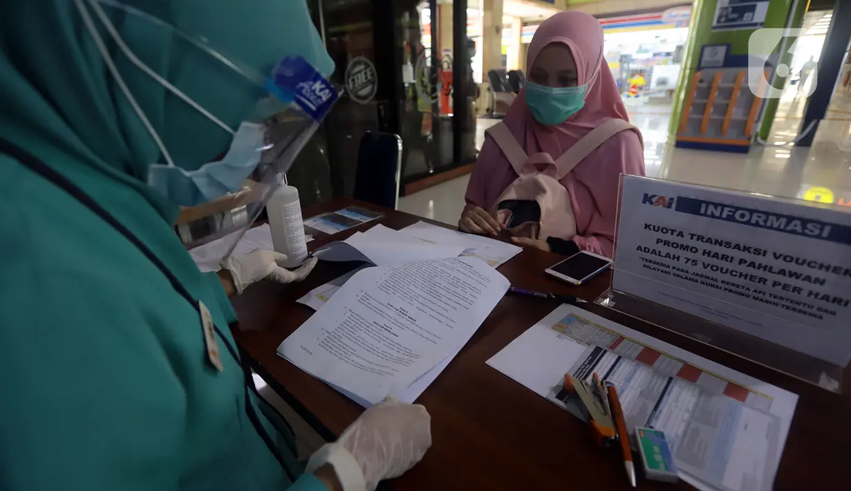 Calon penumpang melakukan pendaftaran untuk mendapatkan voucher tiket kereta api (KA) jarak jauh secara gratis di Stasiun Gambir, Jakarta, Sabtu (7/11/2020). PT KAI membagikan 10.000 voucher tiket KA jarak jauh secara cuma-cuma kepada guru dan tenaga kesehatan (nakes). (merdeka.com/Imam Buhori)