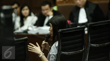 Hanie Juwita Boon memberikan kesaksian dalam sidang lanjutan kasus pembunuhan Wayan Mirna Salihin di Pengadilan Negeri Jakarta Pusat, Rabu (13/7). Hanie merupakan teman minum kopi korban dan tersangka, Jessica Kumala Wongso. (Liputan6.com/Faizal Fanani) 