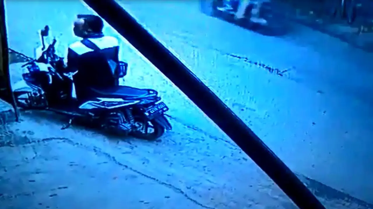 Aksi pencurian sepeda motor di Bekasi Timur terekam CCTV (Istimewa)