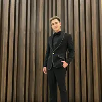 Gaya penampilan Verrel dengan setelan tas serba hitam hingga sepatunya ini pun menarik perhatian publik. Pasalnya, jas yang digunakan terlihat cukup simpel dengan detail garis dibagian jahitan luarnya. (Liputan6.com/IG/@bramastavrl)