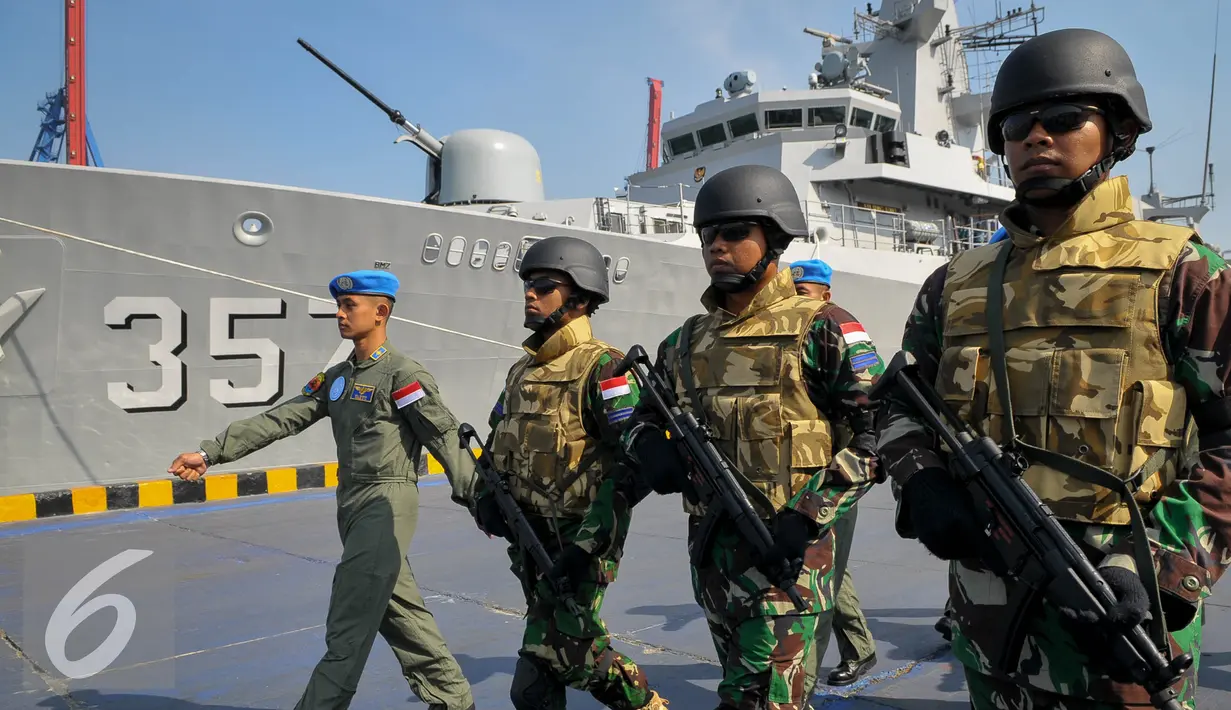 Pasukan perdamaian Satgas Maritime Task Force (MTF) TNI Konga XXIII-H Unifil Lebanon berbaris untuk mengikuti upacara melepas keberangkatan KRI Bung Tomo-357 ke Lebanon di dermaga Mako Kolinlamil, Jakarta, Kamis (27/8/2015). (Liputan6.com/Faizal Fanani)