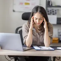 Ilustrasi perempuan lelah bekerja/copyrightshutterstock/David Gyung