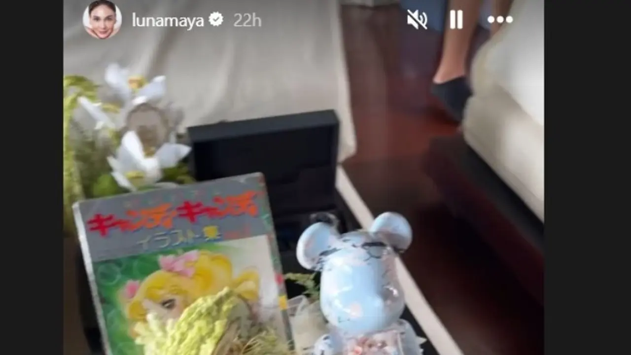 Luna Maya Beri Seserahan Balasan untuk Maxime Bouttier, Isinya Ada Komik Jadul sampai Mainan Beruang.  (dok.Instagram @bouttiier_maxime/https://www.instagram.com/stories/bouttier_maxime/3627678802727415289/Henry)