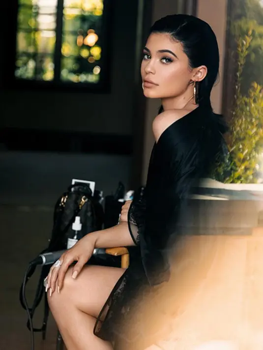 Menjadi seorang ibu muda memang keinginan Kylie sejak lama, namun ia tetap harus menjaga dengan baik kondisi anak di kandungannya dan kesehatan dirinya juga. Mengingat usia Kylie saat ini masih tergolong muda. (Instagram/Kyliejenner)